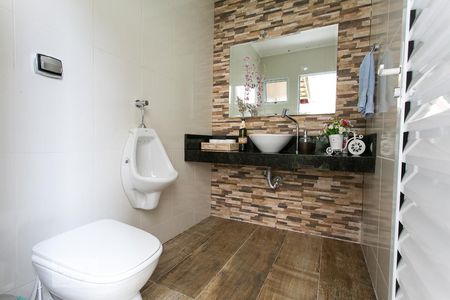 Casa à venda com 340m², 4 quartos e 6 vagasBanheiro de Serviço