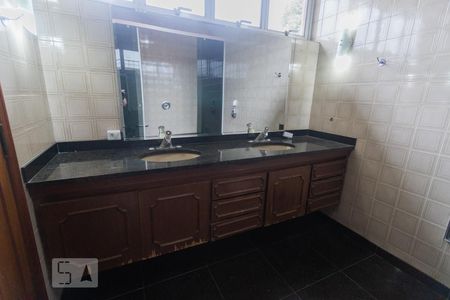 Casa à venda com 750m², 4 quartos e 10 vagasBanheiro da Suíte 1