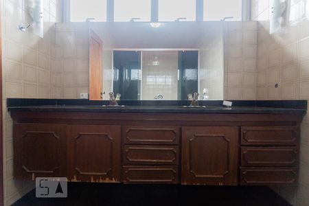 Casa à venda com 750m², 4 quartos e 10 vagasBanheiro da Suíte 1