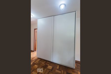 Casa à venda com 750m², 4 quartos e 10 vagasRoupeiro no Corredor