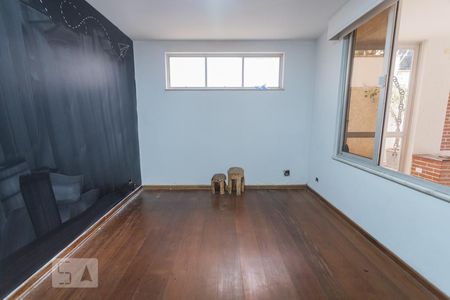 Casa à venda com 750m², 4 quartos e 10 vagasBiblioteca