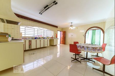 Casa à venda com 500m², 4 quartos e 8 vagas Casa à venda com 500m², 4 quartos e 8 vagasCozinha