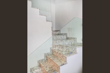 Casa de condomínio à venda com 120m², 3 quartos e 2 vagas Casa de condomínio à venda com 120m², 3 quartos e 2 vagasEscada