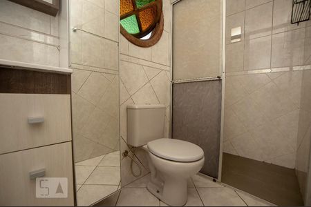 Banheiro de kitnet/studio para alugar com 1 quarto, 50m² em Santa Cândida, Curitiba