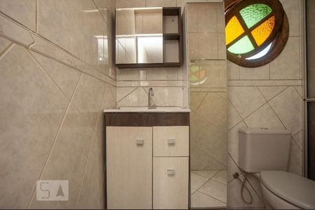 Banheiro de kitnet/studio para alugar com 1 quarto, 50m² em Santa Cândida, Curitiba