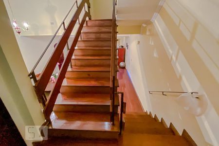 Casa à venda com 280m², 4 quartos e 2 vagasEscada