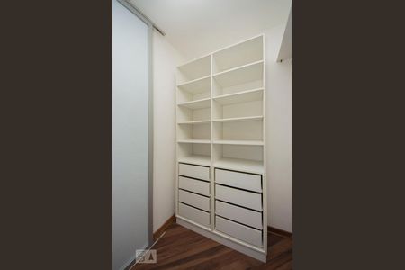 Apartamento à venda com 79m², 2 quartos e 1 vaga Apartamento à venda com 79m², 2 quartos e 1 vagaCloset Quarto 2