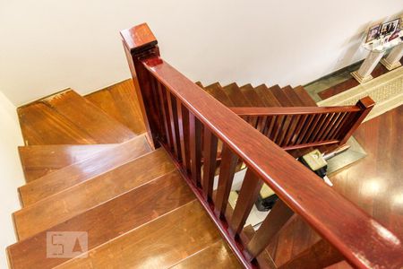 Casa à venda com 450m², 4 quartos e 6 vagas Casa à venda com 450m², 4 quartos e 6 vagasEscada