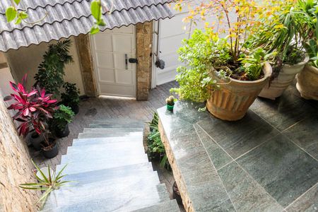 Casa à venda com 450m², 4 quartos e 6 vagas Casa à venda com 450m², 4 quartos e 6 vagasEntrada