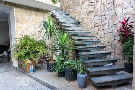 Casa à venda com 450m², 4 quartos e 6 vagas Casa à venda com 450m², 4 quartos e 6 vagasEntrada