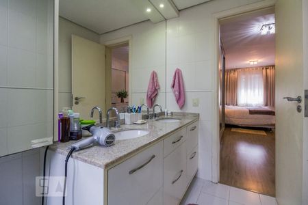 Casa de condomínio para alugar com 294m², 4 quartos e 3 vagas Casa de condomínio para alugar com 294m², 4 quartos e 3 vagasBanheiro da Suíte 1
