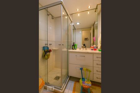 Casa de condomínio para alugar com 294m², 4 quartos e 3 vagas Casa de condomínio para alugar com 294m², 4 quartos e 3 vagasBanheiro da Suíte 2
