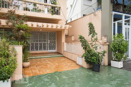 Casa à venda com 200m², 1 quarto e 1 vaga Casa à venda com 200m², 1 quarto e 1 vagaFachada