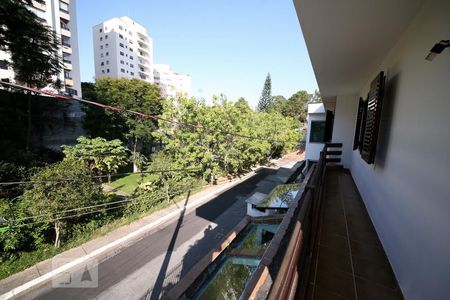 Casa à venda com 206m², 4 quartos e 6 vagasVista