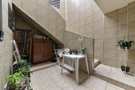 Casa à venda com 156m², 5 quartos e 2 vagas Casa à venda com 156m², 5 quartos e 2 vagasQuintal - Casa 2