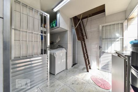 Casa à venda com 156m², 5 quartos e 2 vagas Casa à venda com 156m², 5 quartos e 2 vagasLavanderia