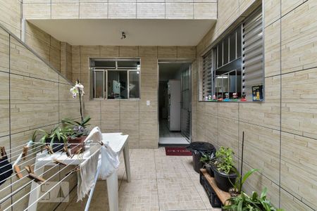 Casa à venda com 156m², 5 quartos e 2 vagas Casa à venda com 156m², 5 quartos e 2 vagasQuintal - Casa 2