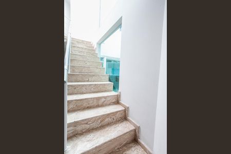 Casa à venda com 186m², 3 quartos e 4 vagas Casa à venda com 186m², 3 quartos e 4 vagasEscada