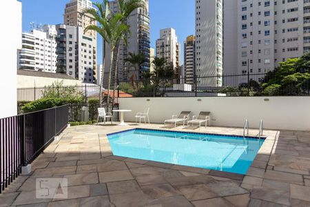 Apartamento à venda com 244m², 4 quartos e 3 vagas Apartamento à venda com 244m², 4 quartos e 3 vagasÁrea comum - Piscina