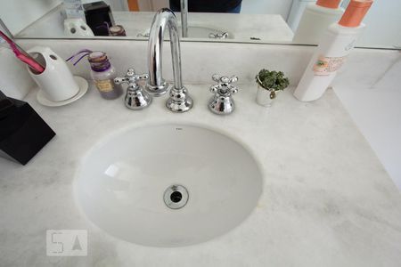 Apartamento à venda com 244m², 4 quartos e 3 vagas Apartamento à venda com 244m², 4 quartos e 3 vagasBanheiro da Suíte 1