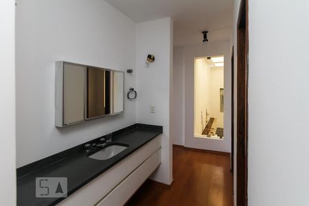 Casa à venda com 340m², 7 quartos e 2 vagas Casa à venda com 340m², 7 quartos e 2 vagasCorredor do banheiro