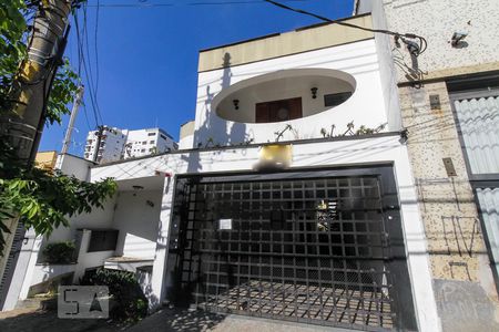 Casa à venda com 340m², 7 quartos e 2 vagas Casa à venda com 340m², 7 quartos e 2 vagasFachada