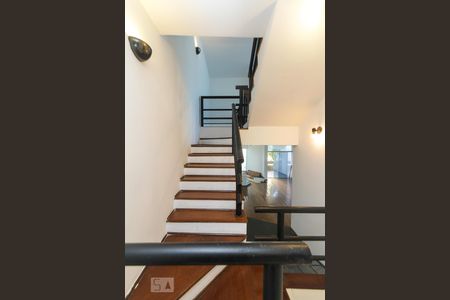 Casa à venda com 340m², 7 quartos e 2 vagas Casa à venda com 340m², 7 quartos e 2 vagasescada