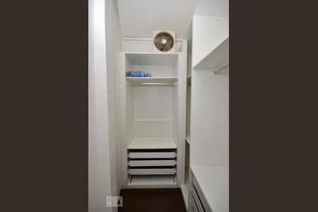 Closet do quarto de apartamento para alugar com 1 quarto, 50m² em Catete, Rio de Janeiro