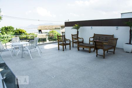 Casa à venda com 460m², 4 quartos e 3 vagasArea de espaço social da piscina