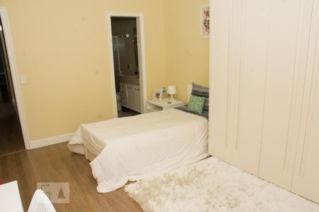 Casa à venda com 460m², 4 quartos e 3 vagasQuarto 2 com suite