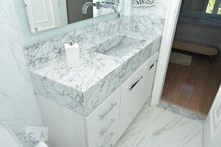 Casa à venda com 460m², 4 quartos e 3 vagasBanheiro da suite 1