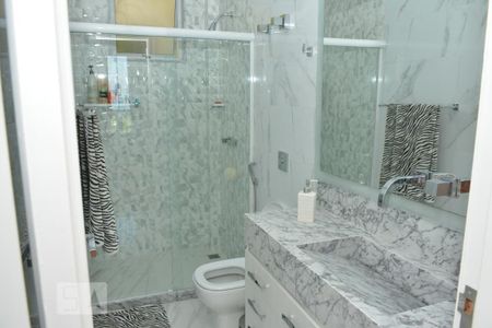 Casa à venda com 460m², 4 quartos e 3 vagasBanheiro da suite 1