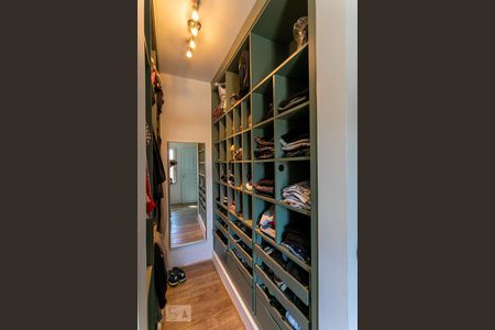 Casa à venda com 390m², 4 quartos e 4 vagas Casa à venda com 390m², 4 quartos e 4 vagasCloset do Quarto 3 - Suíte