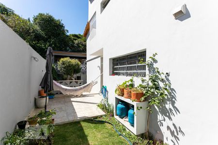 Casa à venda com 390m², 4 quartos e 4 vagas Casa à venda com 390m², 4 quartos e 4 vagasQuintal