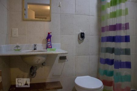 Casa de condomínio à venda com 320m², 6 quartos e 1 vaga Casa de condomínio à venda com 320m², 6 quartos e 1 vagaBanheiro da Dependencia