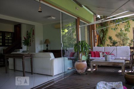 Casa de condomínio à venda com 320m², 6 quartos e 1 vaga Casa de condomínio à venda com 320m², 6 quartos e 1 vagaVaranda