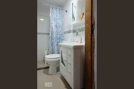 Casa à venda com 90m², 4 quartos e sem vagaBanheiro da Kitnet anexa