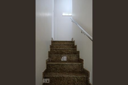 Casa à venda com 90m², 4 quartos e sem vagaEscada pro segundo andar