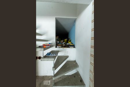 Casa à venda com 280m², 4 quartos e 5 vagas Casa à venda com 280m², 4 quartos e 5 vagasEscada