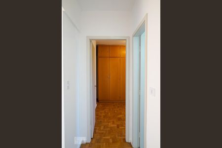 Corredor de apartamento para alugar com 2 quartos, 74m² em Vila Hamburguesa, São Paulo