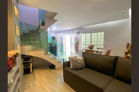 Casa à venda com 215m², 3 quartos e 3 vagasSala
