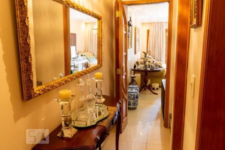 Casa à venda com 250m², 3 quartos e 4 vagas Casa à venda com 250m², 3 quartos e 4 vagasCorredor