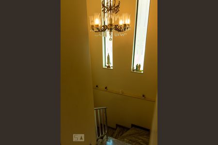 Casa à venda com 250m², 3 quartos e 4 vagas Casa à venda com 250m², 3 quartos e 4 vagasEscada