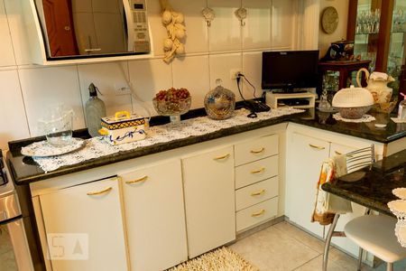 Casa à venda com 250m², 3 quartos e 4 vagas Casa à venda com 250m², 3 quartos e 4 vagasCozinha - Armários