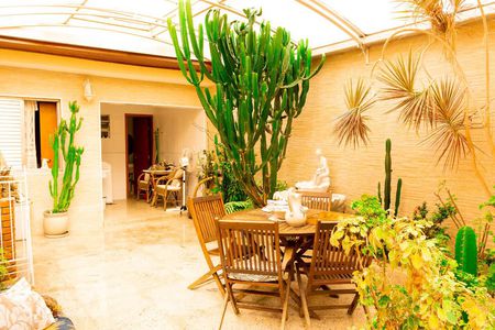 Casa à venda com 250m², 3 quartos e 4 vagas Casa à venda com 250m², 3 quartos e 4 vagasQuintal