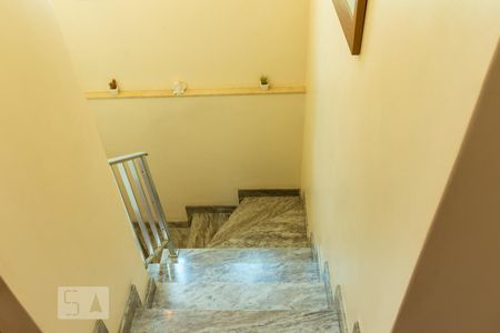 Casa à venda com 250m², 3 quartos e 4 vagas Casa à venda com 250m², 3 quartos e 4 vagasEscada