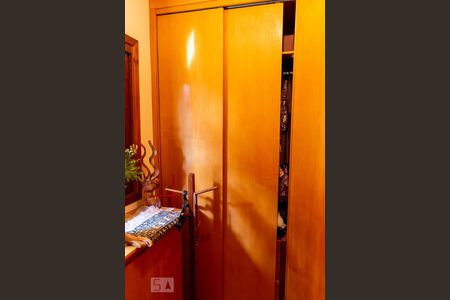 Casa à venda com 250m², 3 quartos e 4 vagas Casa à venda com 250m², 3 quartos e 4 vagasQuarto 2 - Armários