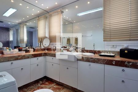 Apartamento à venda com 227m², 3 quartos e 4 vagasBanheiro da Suíte 3