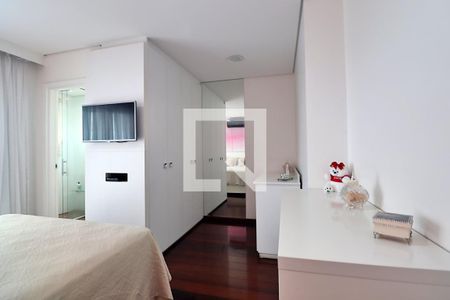 Apartamento à venda com 227m², 3 quartos e 4 vagasSuíte 2