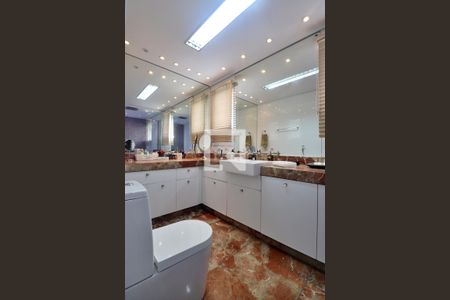 Apartamento à venda com 227m², 3 quartos e 4 vagasBanheiro da Suíte 3